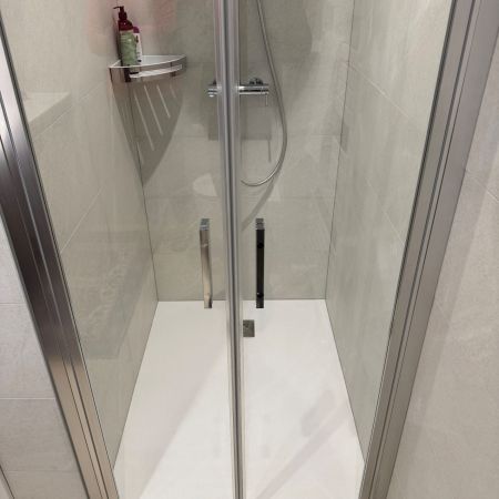 De deux espaces distincts naît une belle salle de bain