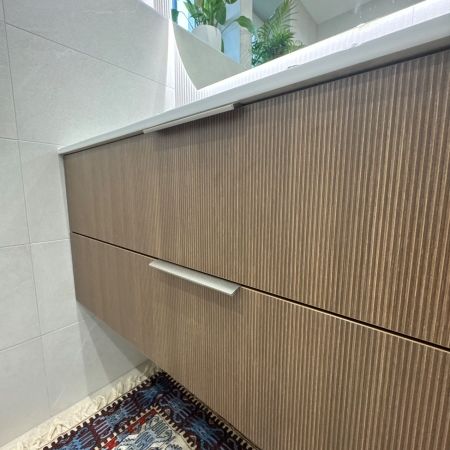 De deux espaces distincts naît une belle salle de bain