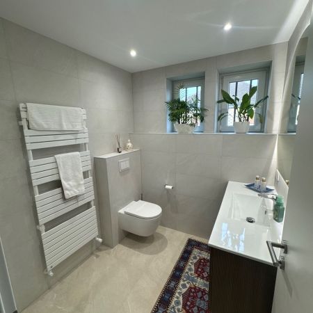 De deux espaces distincts naît une belle salle de bain