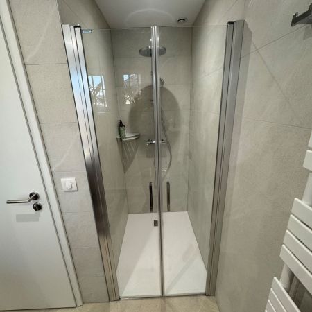 De deux espaces distincts naît une belle salle de bain