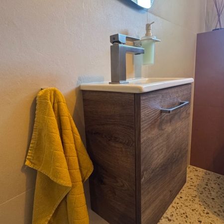 Rénovation de toilettes au charme chaleureux et naturel
