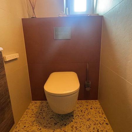 Rénovation de toilettes au charme chaleureux et naturel