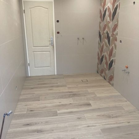 Terracotta & bois : la salle de bain prend chaleur et caractère