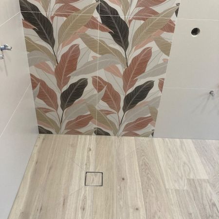 Terracotta & bois : la salle de bain prend chaleur et caractère