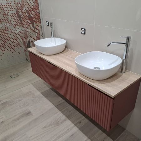 Terracotta & bois : la salle de bain prend chaleur et caractère
