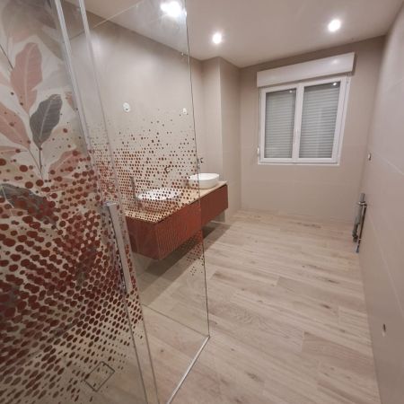 Terracotta & bois : la salle de bain prend chaleur et caractère