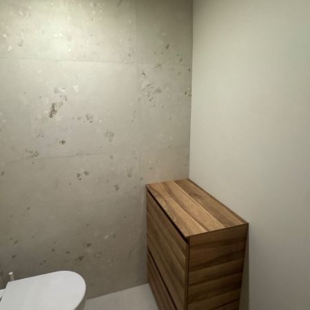 Ambiance minérale et bois pour des toilettes chaleureuses