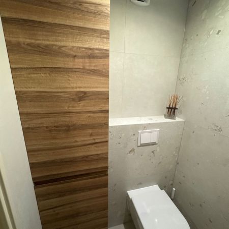 Ambiance minérale et bois pour des toilettes chaleureuses