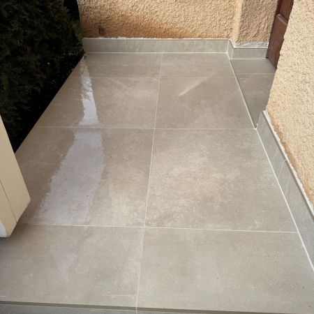 Accès extérieur rénové avec élégance et durabilité