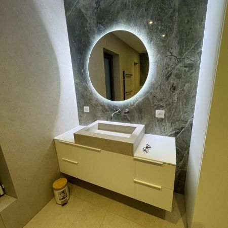 Salle de bain rénovée avec des grandes plaques de grès cérame Salle de bain rénovée avec des grandes plaques de grès cérame