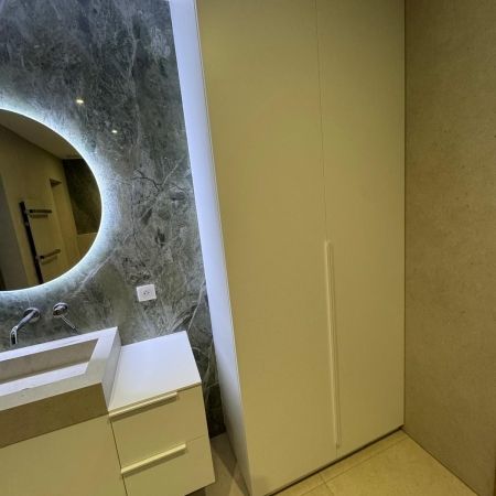Salle de bain rénovée avec des grandes plaques de grès cérame Salle de bain rénovée avec des grandes plaques de grès cérame
