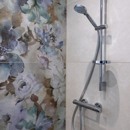 Le charme floral allié au confort moderne dans cette salle de bain Le charme floral allié au confort moderne dans cette salle de bain