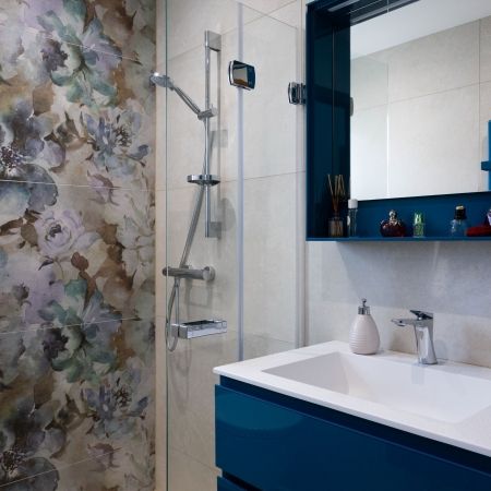 Le charme floral allié au confort moderne dans cette salle de bain Le charme floral allié au confort moderne dans cette salle de bain