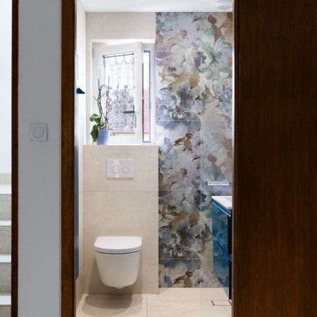 Le charme floral allié au confort moderne dans cette salle de bain Le charme floral allié au confort moderne dans cette salle de bain