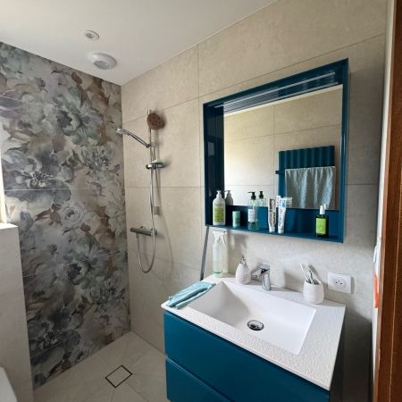 Le charme floral allié au confort moderne dans cette salle de bain Le charme floral allié au confort moderne dans cette salle de bain