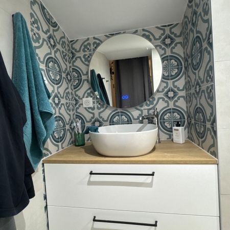 Un esprit azulejos pour une salle de bain unique