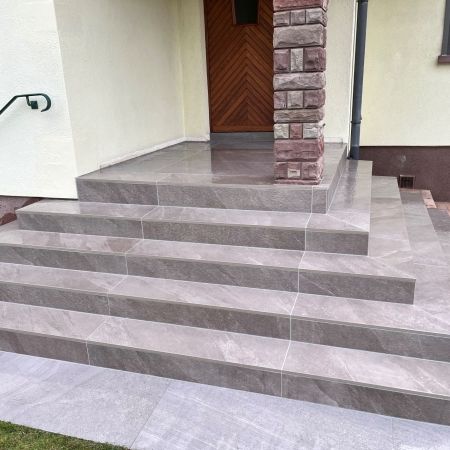 Réfection d’un escalier extérieur en grès cérame : une entrée transformée avec élégance Réfection d’un escalier extérieur en grès cérame : une entrée transformée avec élégance