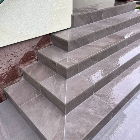 Réfection d’un escalier extérieur en grès cérame : une entrée transformée avec élégance Réfection d’un escalier extérieur en grès cérame : une entrée transformée avec élégance