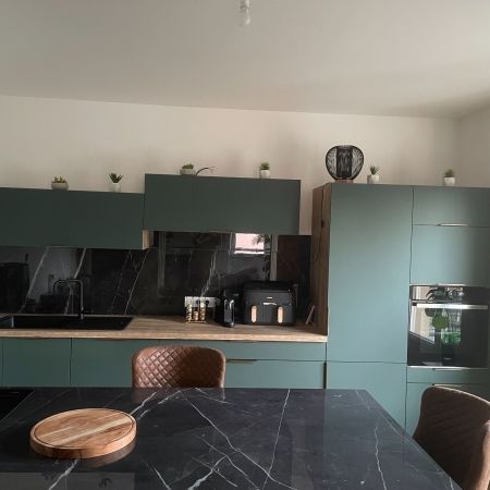 Crédence noire marbrée et plan de travail sur mesure pour une cuisine au style contemporain