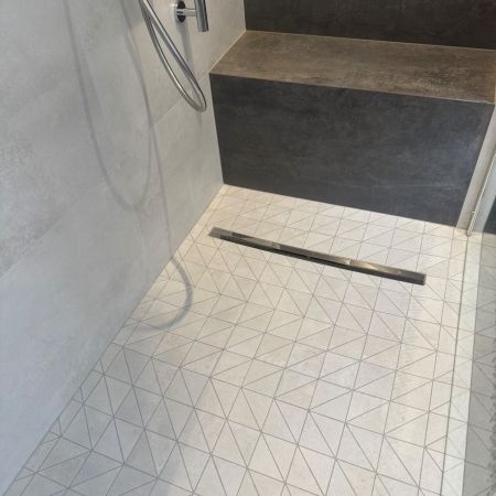 Rénovation de salle de bain moderne avec douche italienne et mobilier suspendu