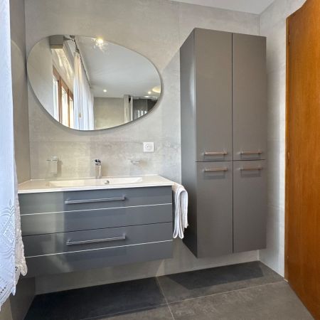 Rénovation de salle de bain moderne avec douche italienne et mobilier suspendu
