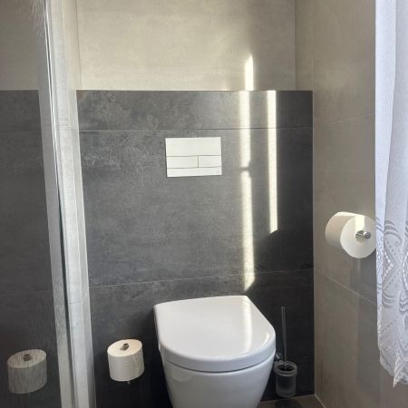 Rénovation de salle de bain moderne avec douche italienne et mobilier suspendu