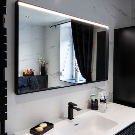 Rénovation salle de bain moderne avec douche, baignoire et carrelage effet marbre noir