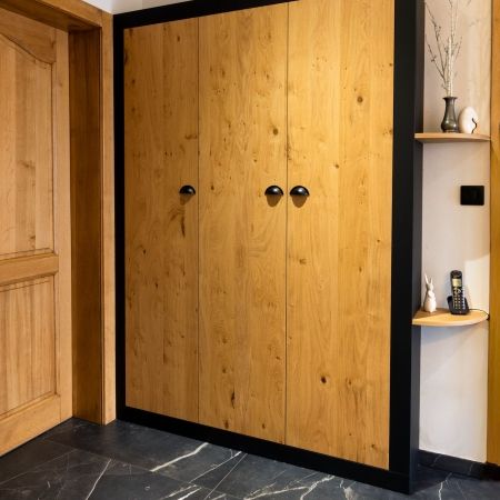 Pose de carrelage effet marbre noir dans un dégagement intérieur