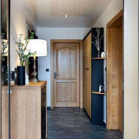 Pose de carrelage effet marbre noir dans un dégagement intérieur