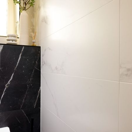 Rénovation de WC suspendu avec carrelage effet marbre noir et blanc
