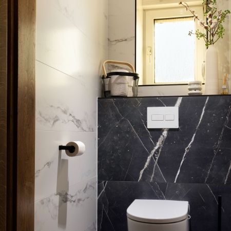 Rénovation de WC suspendu avec carrelage effet marbre noir et blanc