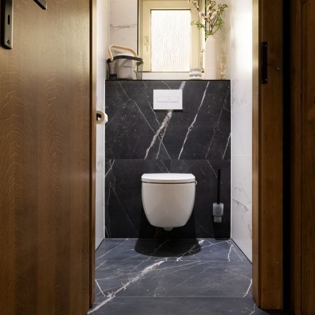 Rénovation de WC suspendu avec carrelage effet marbre noir et blanc