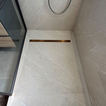 Rénovation complète de salle de bain moderne avec douche à l’italienne et matériaux grand format Rénovation complète de salle de bain moderne avec douche à l’italienne et matériaux grand format