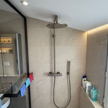 Rénovation complète de salle de bain moderne avec douche à l’italienne et matériaux grand format Rénovation complète de salle de bain moderne avec douche à l’italienne et matériaux grand format