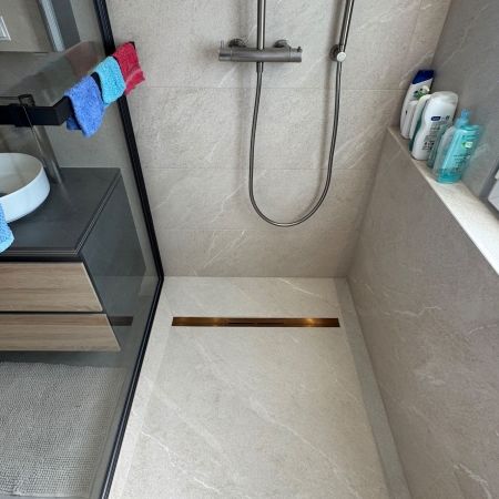 Rénovation complète de salle de bain moderne avec douche à l’italienne et matériaux grand format Rénovation complète de salle de bain moderne avec douche à l’italienne et matériaux grand format