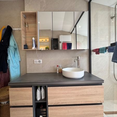 Rénovation complète de salle de bain moderne avec douche à l’italienne et matériaux grand format Rénovation complète de salle de bain moderne avec douche à l’italienne et matériaux grand format