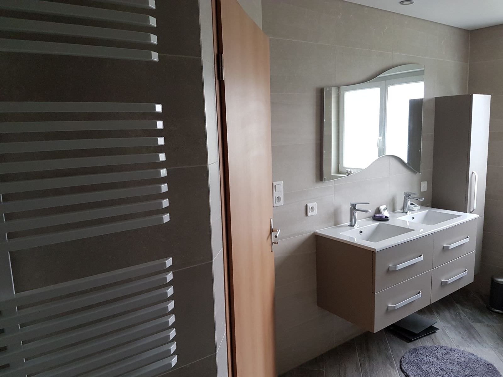 Modernisation d'une salle de bain beige et taupe