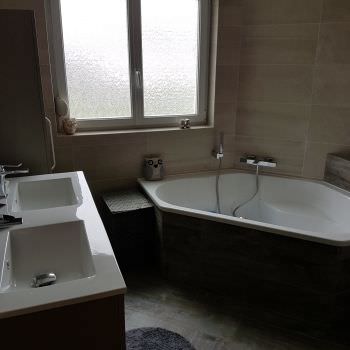Modernisation d'une salle de bain beige et taupe