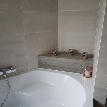 Modernisation d'une salle de bain beige et taupe