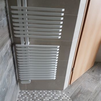 Modernisation d'une salle de bain beige et taupe