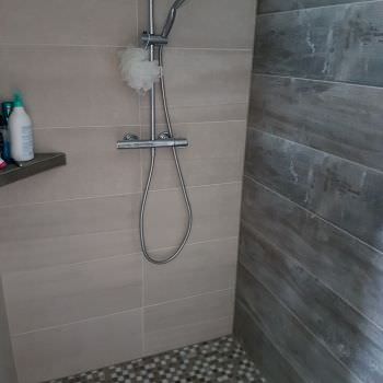 Modernisation d'une salle de bain beige et taupe