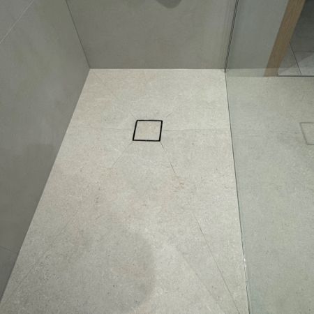 Rénovation complète d’un espace bain avec douche à l’italienne et aménagement sur-mesure