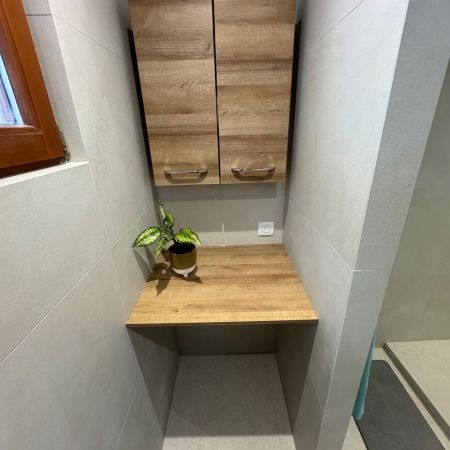Rénovation complète d’un espace bain avec douche à l’italienne et aménagement sur-mesure
