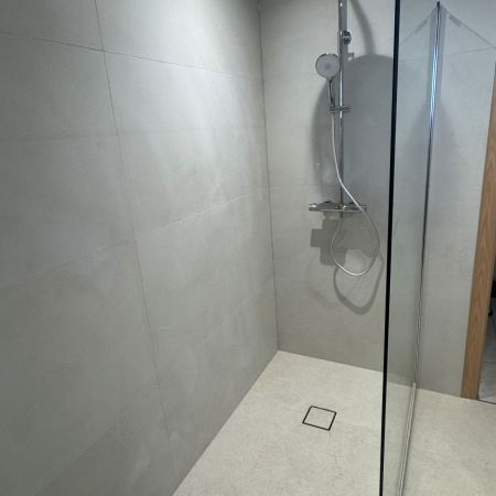 Rénovation complète d’un espace bain avec douche à l’italienne et aménagement sur-mesure