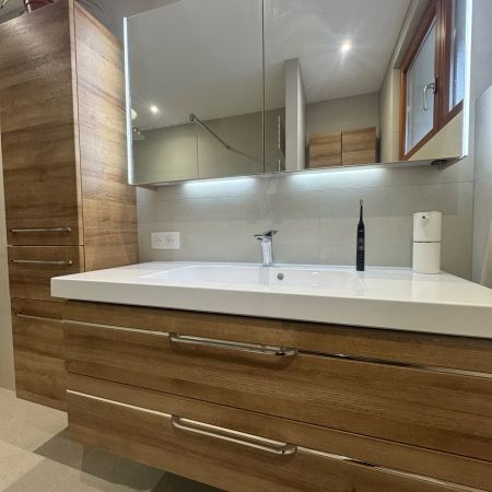 Rénovation complète d’un espace bain avec douche à l’italienne et aménagement sur-mesure