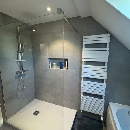 Rénovation partielle d’un espace bain avec douche et baignoire