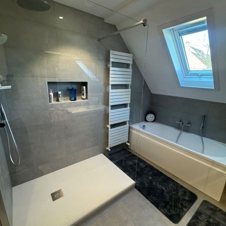 Rénovation partielle d’un espace bain avec douche et baignoire