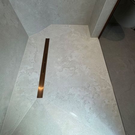 Rénovation complète avec douche à l’italienne et baignoire semi-îlot sous pente