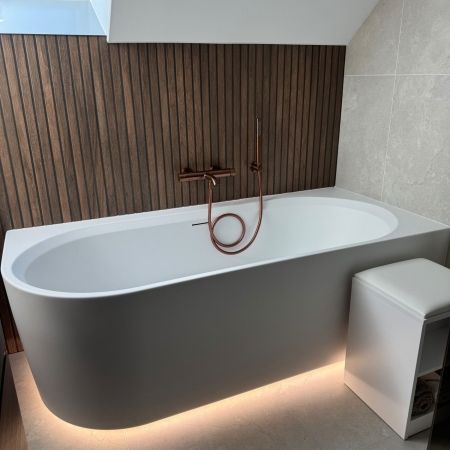 Rénovation complète avec douche à l’italienne et baignoire semi-îlot sous pente