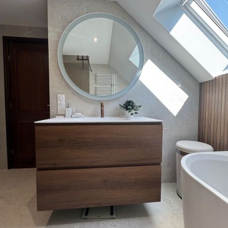 Rénovation complète avec douche à l’italienne et baignoire semi-îlot sous pente